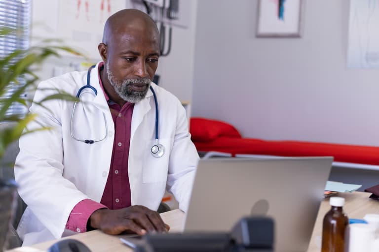 doctor reporting incident digitally