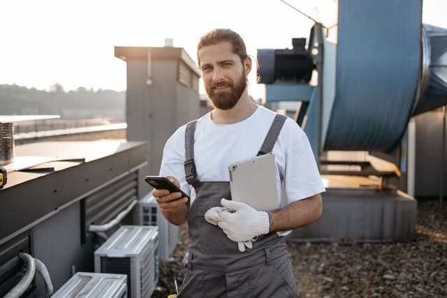 Engineer using lone worker mobile app